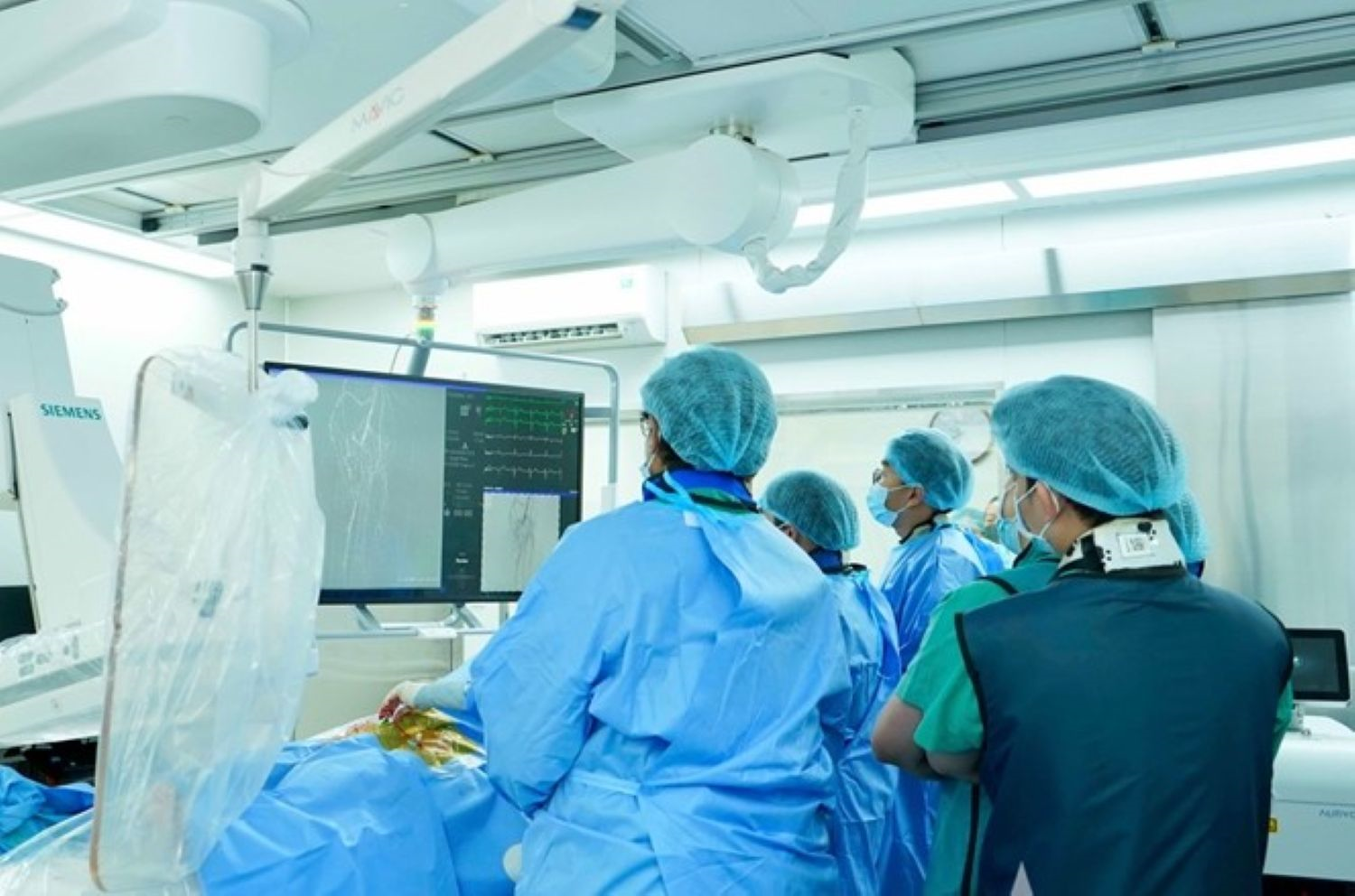 Triển khai thành công kỹ thuật laser điều trị tắc hẹp động mạch chi dưới